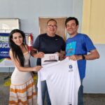 Prefeito Dr. Bandeira comemora entrega de tablets e camisetas para Agentes Comunitários de Saúde e de Endemias