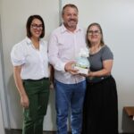 Secretaria Municipal de Educação realiza entrega de lembrancinhas para os professores da rede municipal de ensino em alusão ao Dia do Professor