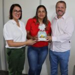 Secretaria Municipal de Educação realiza entrega de lembrancinhas para os professores da rede municipal de ensino em alusão ao Dia do Professor