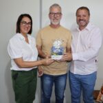 Secretaria Municipal de Educação realiza entrega de lembrancinhas para os professores da rede municipal de ensino em alusão ao Dia do Professor