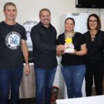 Secretaria Municipal de Educação realiza entrega de lembrancinhas para os professores da rede municipal de ensino em alusão ao Dia do Professor