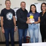 Secretaria Municipal de Educação realiza entrega de lembrancinhas para os professores da rede municipal de ensino em alusão ao Dia do Professor