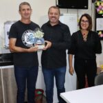 Secretaria Municipal de Educação realiza entrega de lembrancinhas para os professores da rede municipal de ensino em alusão ao Dia do Professor