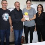 Secretaria Municipal de Educação realiza entrega de lembrancinhas para os professores da rede municipal de ensino em alusão ao Dia do Professor