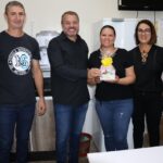 Secretaria Municipal de Educação realiza entrega de lembrancinhas para os professores da rede municipal de ensino em alusão ao Dia do Professor