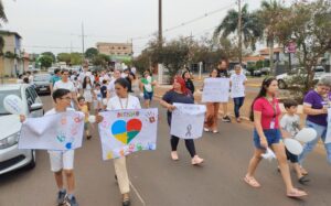 Pais e responsáveis realizam manifestação pedindo a volta de professores de apoio em Amambai