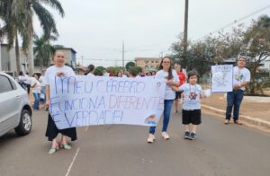 Pais e responsáveis realizam manifestação pedindo a volta de professores de apoio em Amambai