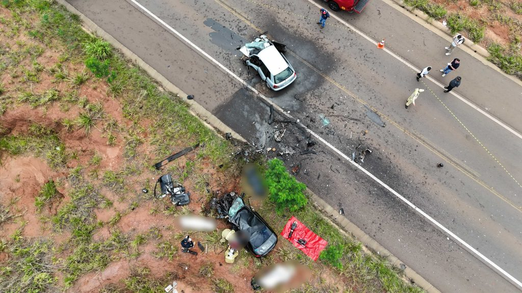 Três pessoas morrem no choque entre veículos perto de Serra dos Dourados