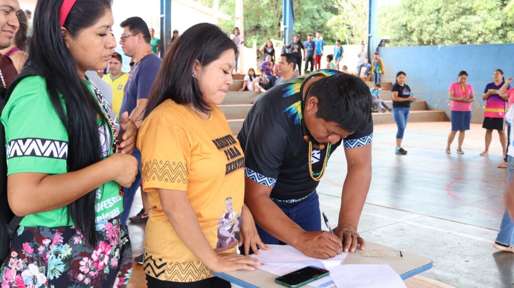 Protesto de alunos da Aldeia Sassoró cobra da Energisa a conclusão da rede elétrica de escola indígena, em Tacuru