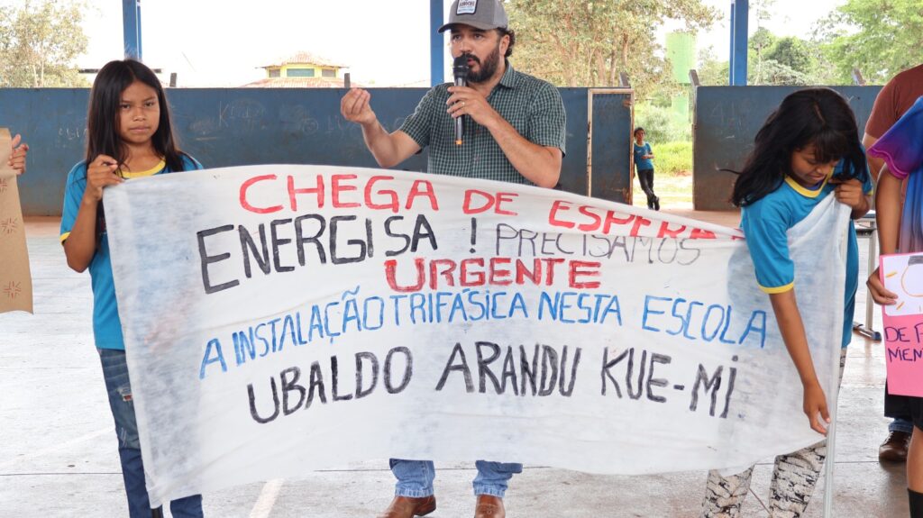 Protesto de alunos da Aldeia Sassoró cobra da Energisa a conclusão da rede elétrica de escola indígena, em Tacuru