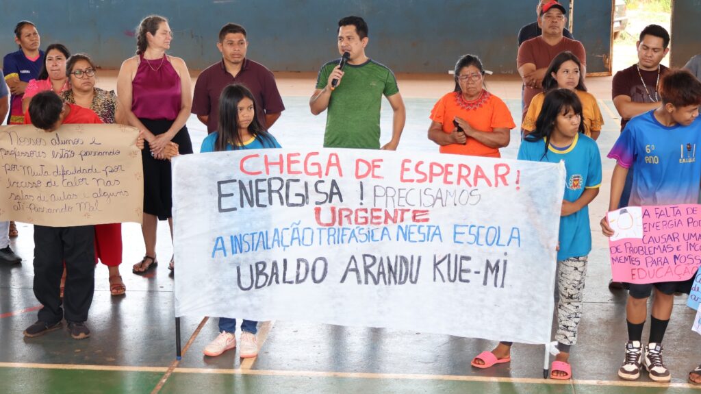 Protesto de alunos da Aldeia Sassoró cobra da Energisa a conclusão da rede elétrica de escola indígena, em Tacuru