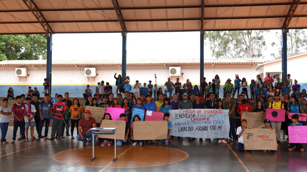 Protesto de alunos da Aldeia Sassoró cobra da Energisa a conclusão da rede elétrica de escola indígena, em Tacuru