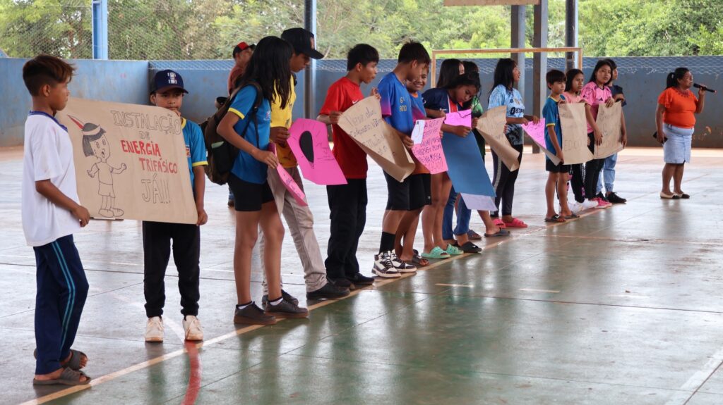 Protesto de alunos da Aldeia Sassoró cobra da Energisa a conclusão da rede elétrica de escola indígena, em Tacuru