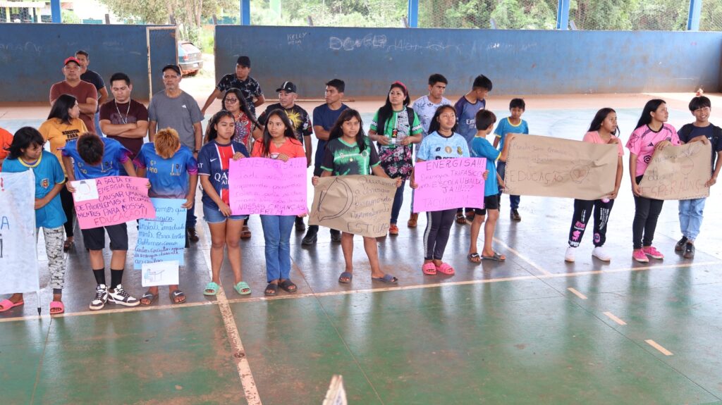 Protesto de alunos da Aldeia Sassoró cobra da Energisa a conclusão da rede elétrica de escola indígena, em Tacuru