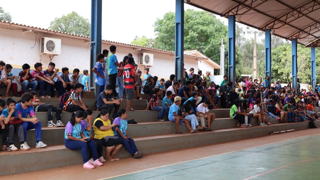 Protesto de alunos da Aldeia Sassoró cobra da Energisa a conclusão da rede elétrica de escola indígena, em Tacuru