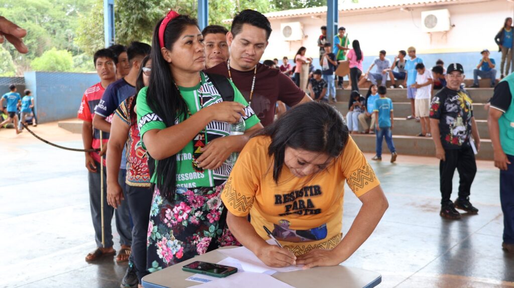 Protesto de alunos da Aldeia Sassoró cobra da Energisa a conclusão da rede elétrica de escola indígena, em Tacuru