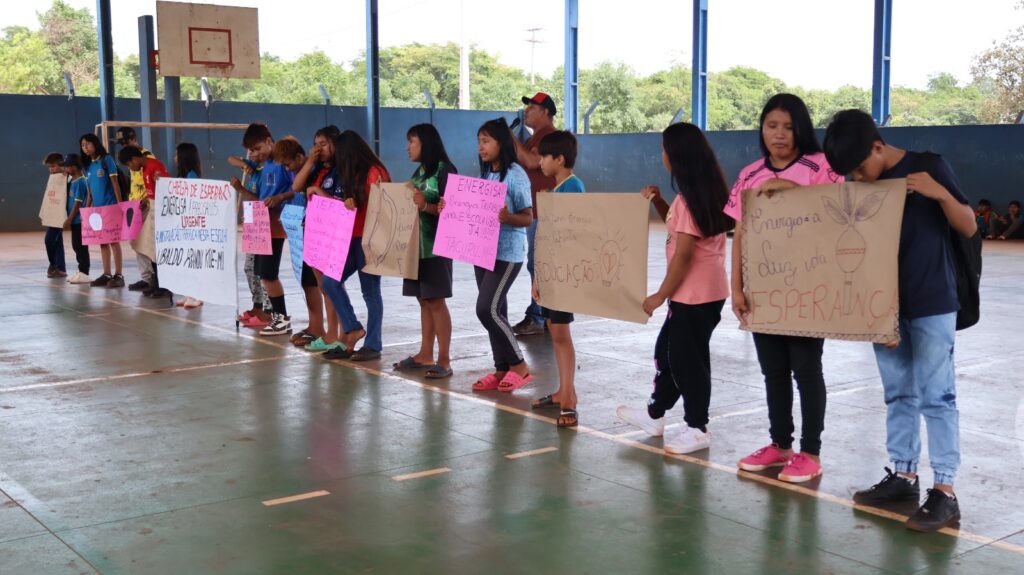 Protesto de alunos da Aldeia Sassoró cobra da Energisa a conclusão da rede elétrica de escola indígena, em Tacuru