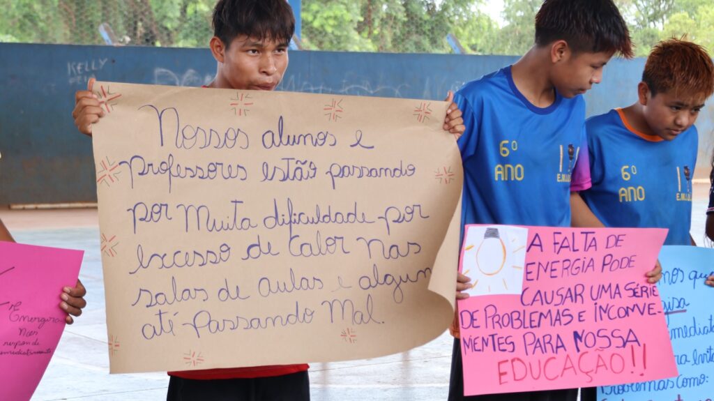 Protesto de alunos da Aldeia Sassoró cobra da Energisa a conclusão da rede elétrica de escola indígena, em Tacuru