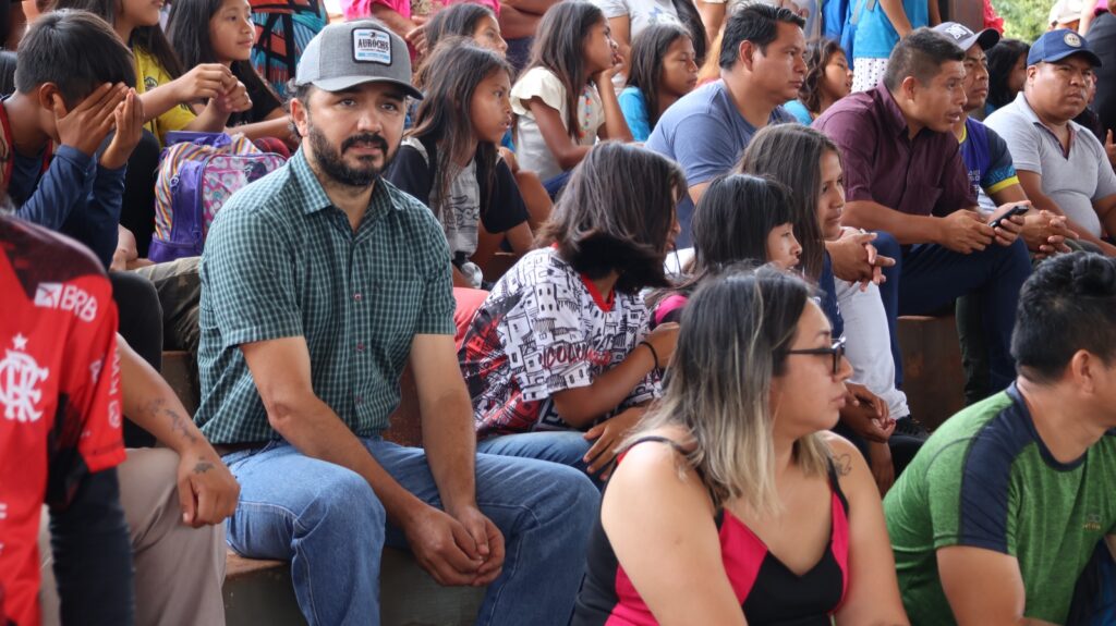 Protesto de alunos da Aldeia Sassoró cobra da Energisa a conclusão da rede elétrica de escola indígena, em Tacuru