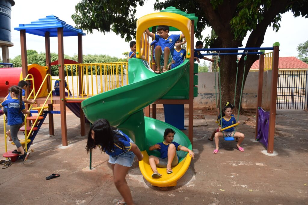 Prefeitura de Iguatemi adquire e instala playgrounds em todas as escolas da Rede Municipal nas áreas urbana e rural