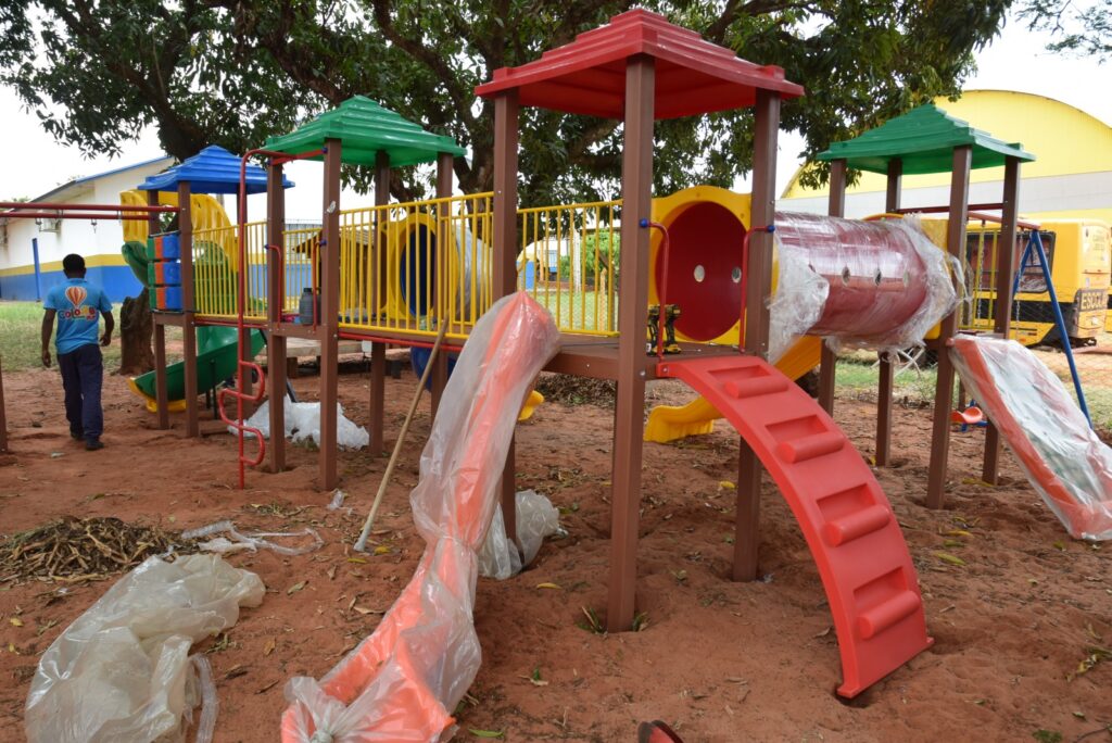 Prefeitura de Iguatemi adquire e instala playgrounds em todas as escolas da Rede Municipal nas áreas urbana e rural