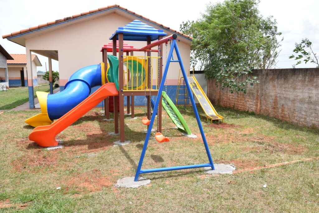 Prefeitura de Iguatemi adquire e instala playgrounds em todas as escolas da Rede Municipal nas áreas urbana e rural