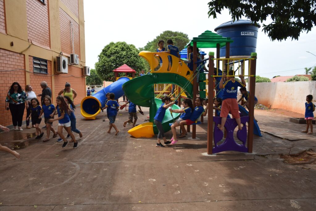 Prefeitura de Iguatemi adquire e instala playgrounds em todas as escolas da Rede Municipal nas áreas urbana e rural