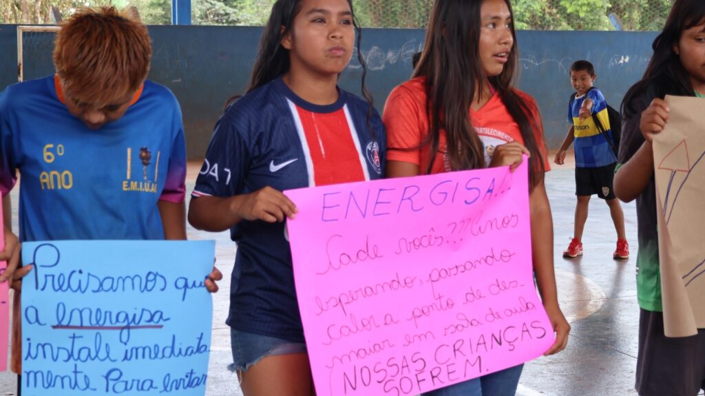 Protesto de alunos da Aldeia Sassoró cobra da Energisa a conclusão da rede elétrica de escola indígena, em Tacuru