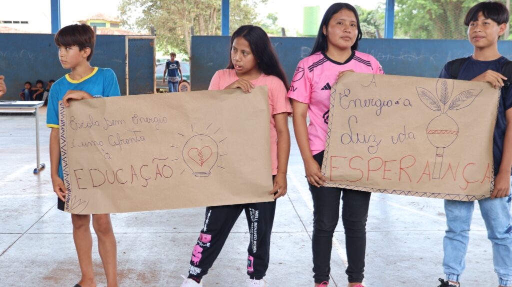 Protesto de alunos da Aldeia Sassoró cobra da Energisa a conclusão da rede elétrica de escola indígena, em Tacuru