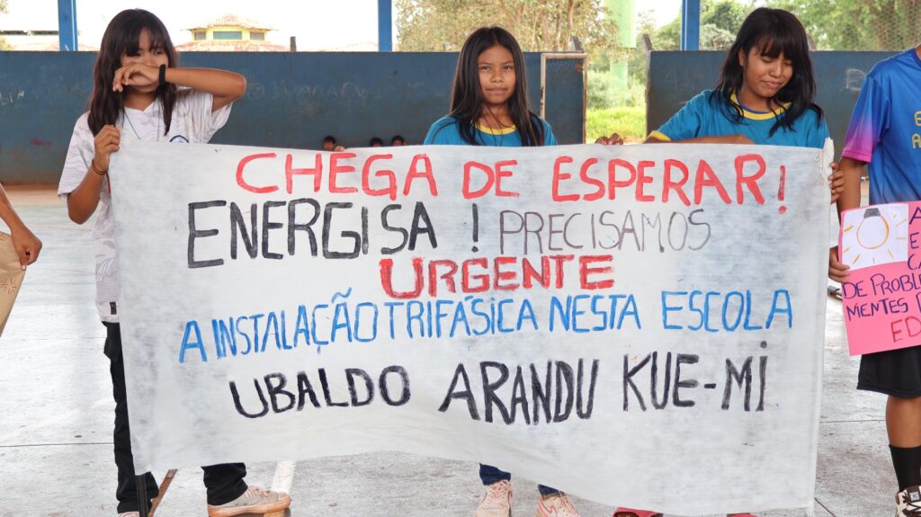 Protesto de alunos da Aldeia Sassoró cobra da Energisa a conclusão da rede elétrica de escola indígena, em Tacuru