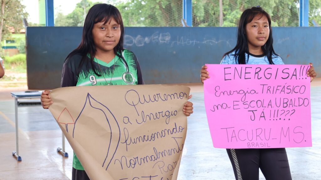 Protesto de alunos da Aldeia Sassoró cobra da Energisa a conclusão da rede elétrica de escola indígena, em Tacuru