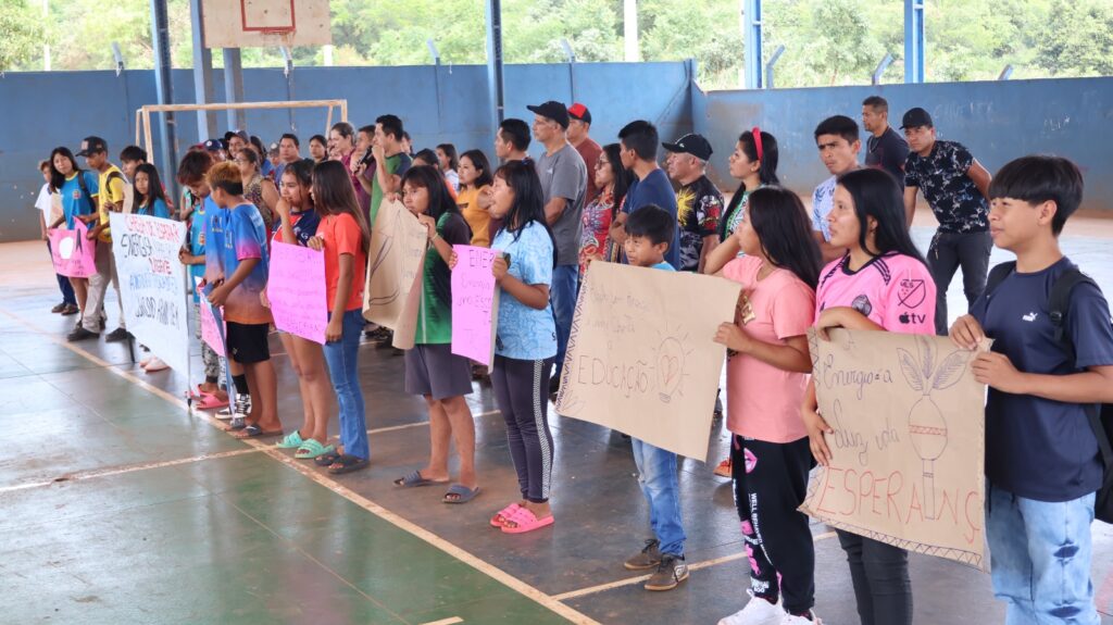 Protesto de alunos da Aldeia Sassoró cobra da Energisa a conclusão da rede elétrica de escola indígena, em Tacuru