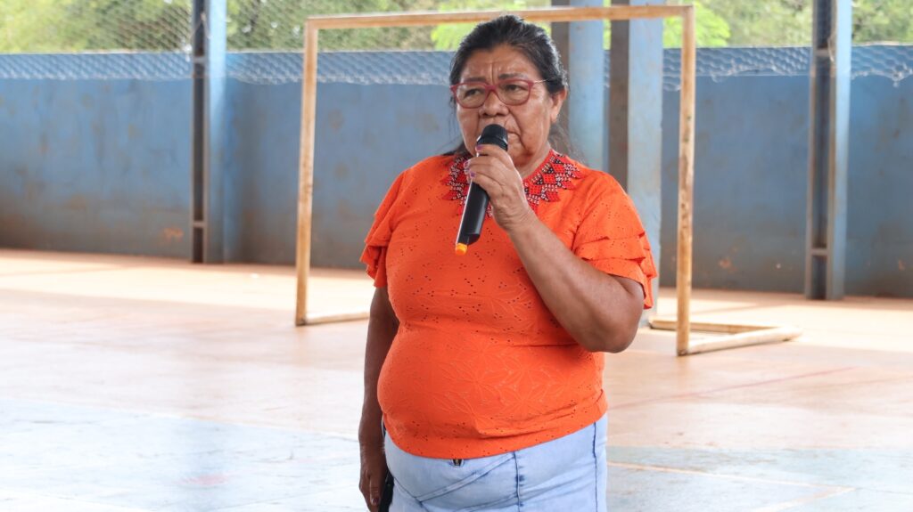 Protesto de alunos da Aldeia Sassoró cobra da Energisa a conclusão da rede elétrica de escola indígena, em Tacuru