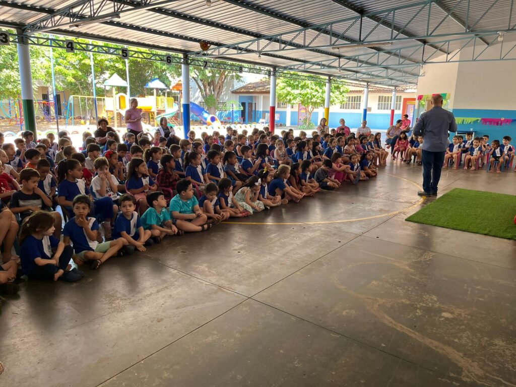 Amambai celebra a Semana Municipal da Leitura com contação de histórias e a presença de escritor na escola