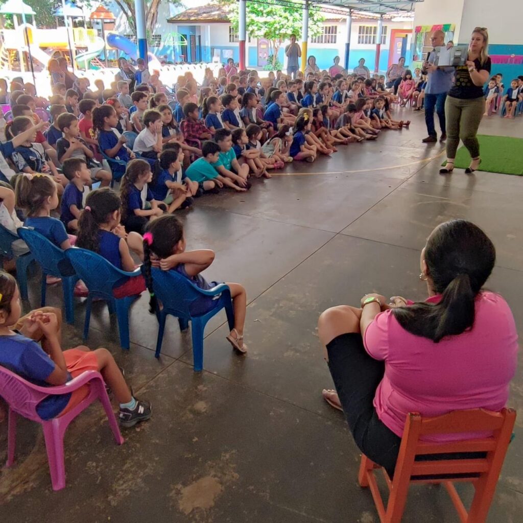 Amambai celebra a Semana Municipal da Leitura com contação de histórias e a presença de escritor na escola