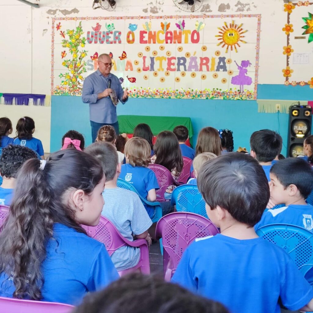 Amambai celebra a Semana Municipal da Leitura com contação de histórias e a presença de escritor na escola