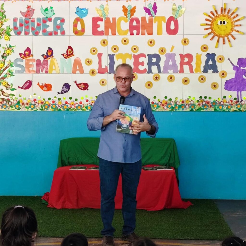 Amambai celebra a Semana Municipal da Leitura com contação de histórias e a presença de escritor na escola