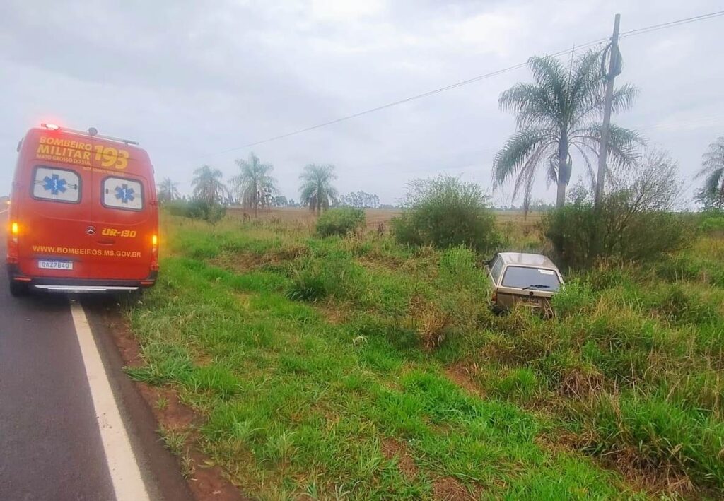 Bombeiros socorrem homem vítima de capotamento em Amambai