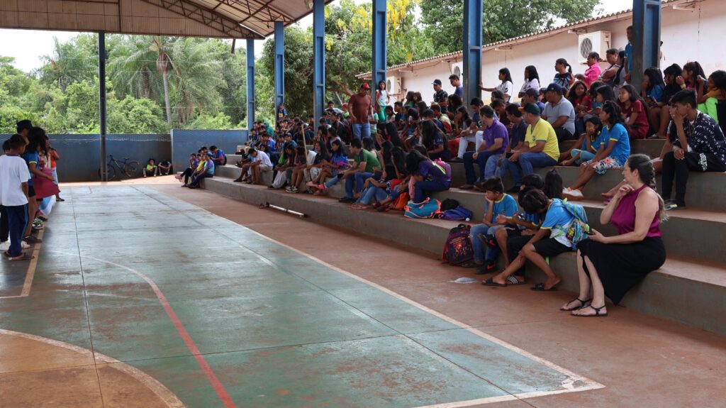 Protesto de alunos da Aldeia Sassoró cobra da Energisa a conclusão da rede elétrica de escola indígena, em Tacuru