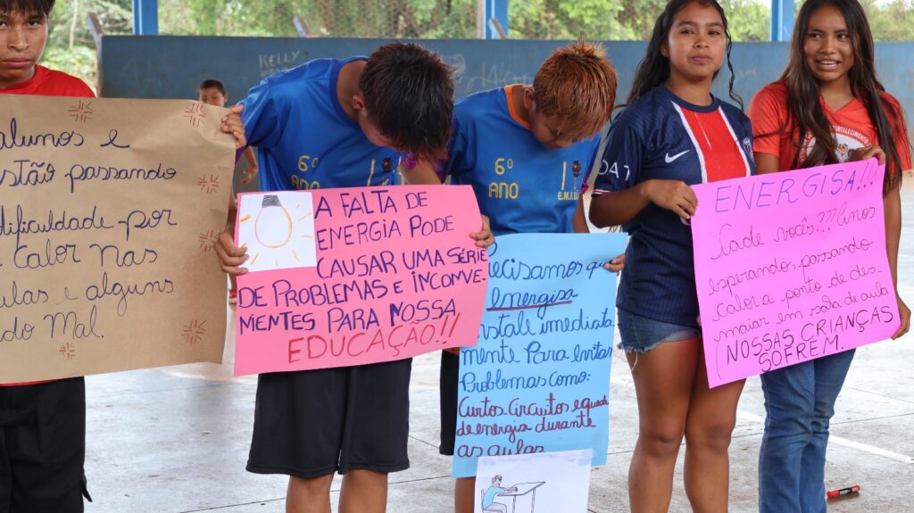 Protesto de alunos da Aldeia Sassoró cobra da Energisa a conclusão da rede elétrica de escola indígena, em Tacuru