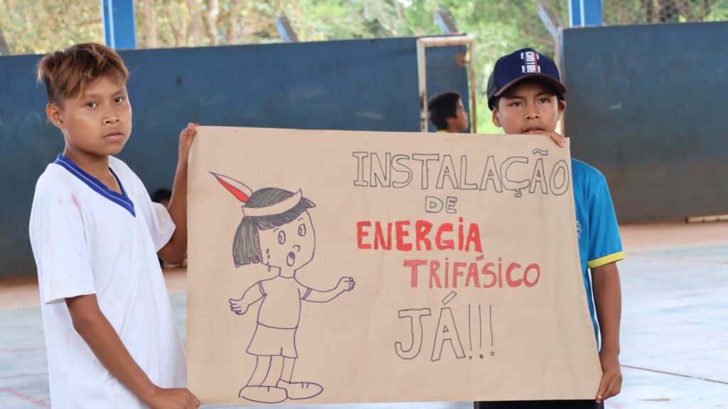 Protesto de alunos da Aldeia Sassoró cobra da Energisa a conclusão da rede elétrica de escola indígena, em Tacuru