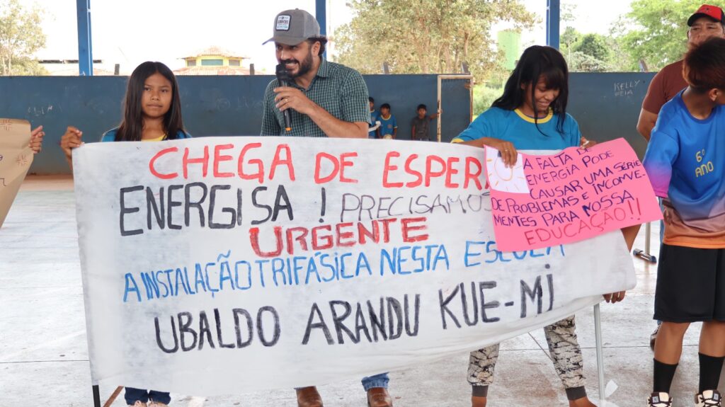 Protesto de alunos da Aldeia Sassoró cobra da Energisa a conclusão da rede elétrica de escola indígena, em Tacuru