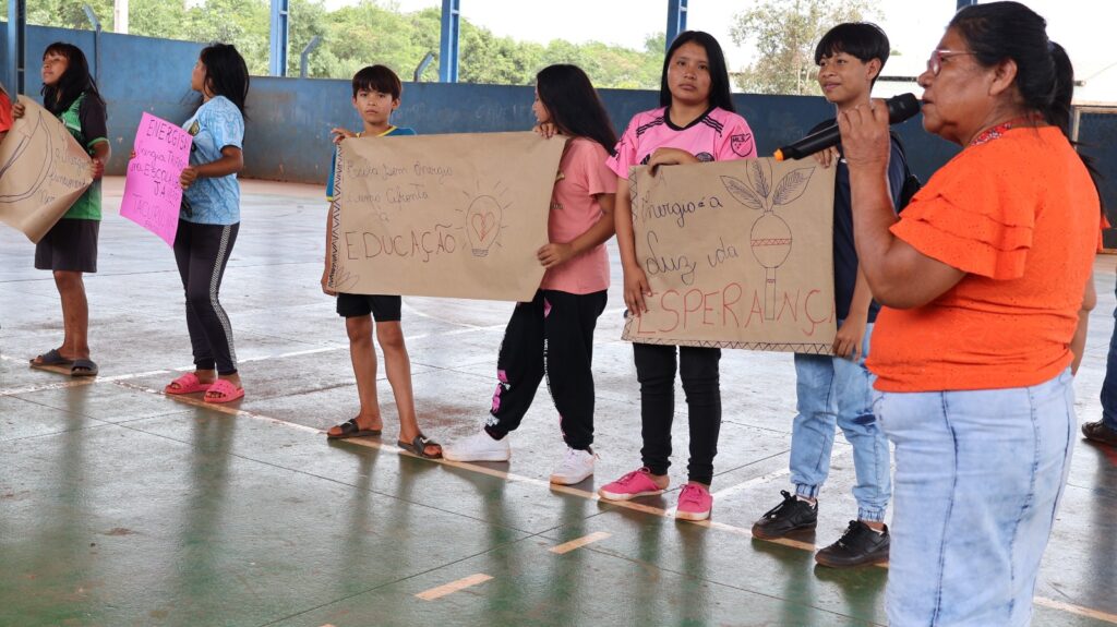 Protesto de alunos da Aldeia Sassoró cobra da Energisa a conclusão da rede elétrica de escola indígena, em Tacuru