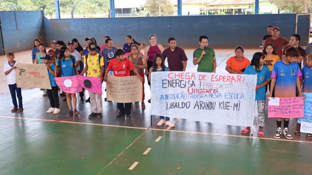 Protesto de alunos da Aldeia Sassoró cobra da Energisa a conclusão da rede elétrica de escola indígena, em Tacuru