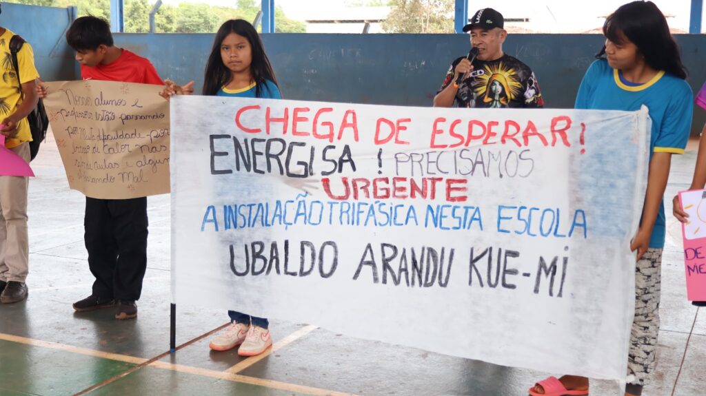 Protesto de alunos da Aldeia Sassoró cobra da Energisa a conclusão da rede elétrica de escola indígena, em Tacuru