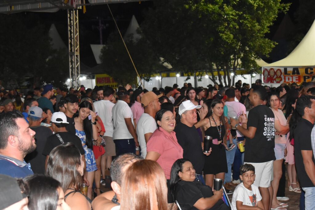 Show com grupo de renome nacional, Traia Véia, reuniu mais de 6 mil pessoas nas comemorações de final de ano, em Iguatemi