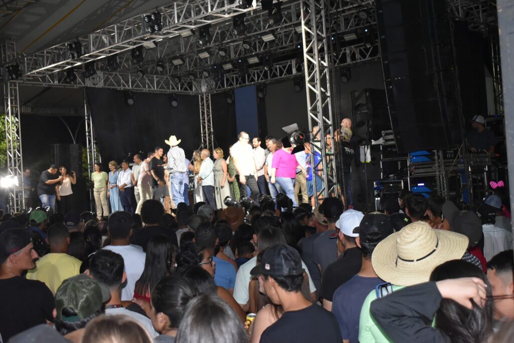 Show com grupo de renome nacional, Traia Véia, reuniu mais de 6 mil pessoas nas comemorações de final de ano, em Iguatemi