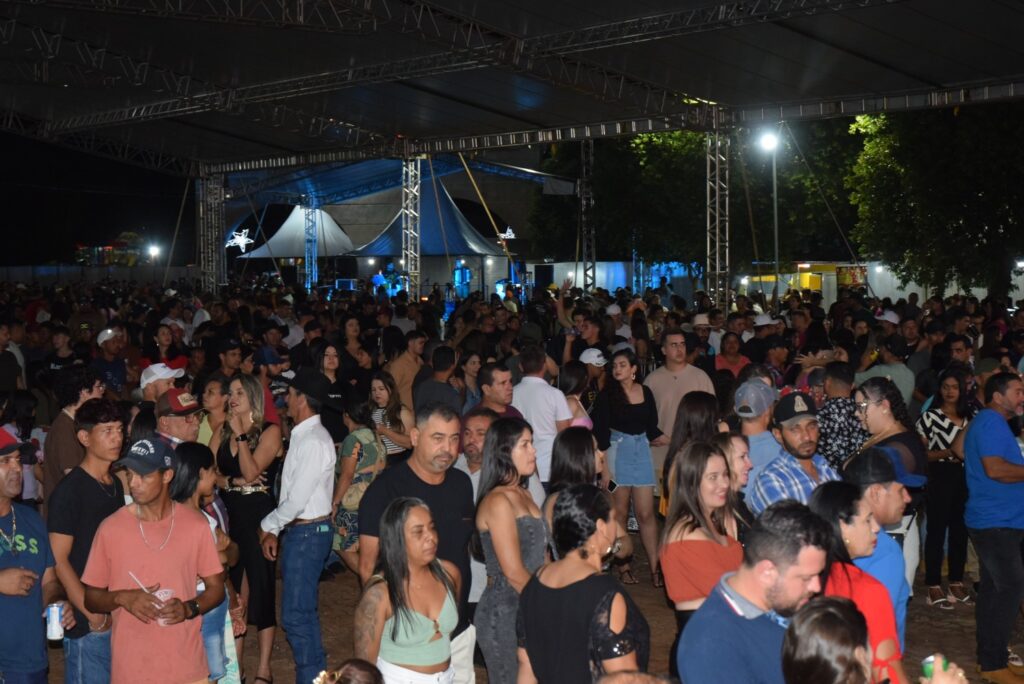 Show com grupo de renome nacional, Traia Véia, reuniu mais de 6 mil pessoas nas comemorações de final de ano, em Iguatemi