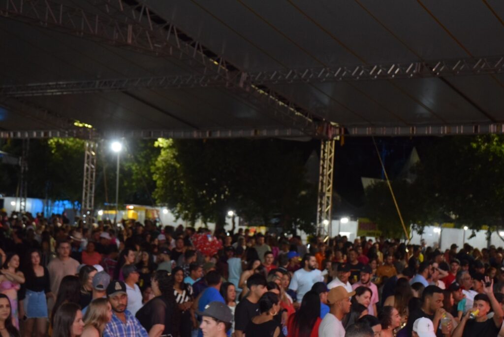 Show com grupo de renome nacional, Traia Véia, reuniu mais de 6 mil pessoas nas comemorações de final de ano, em Iguatemi