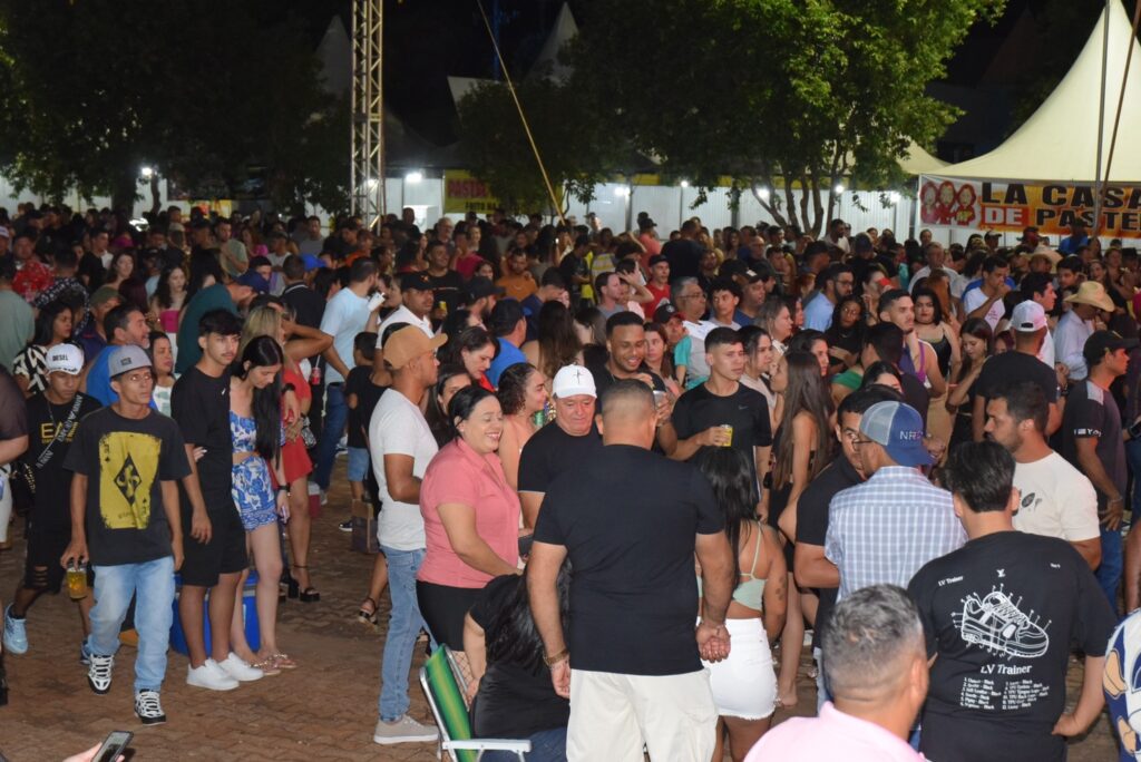 Show com grupo de renome nacional, Traia Véia, reuniu mais de 6 mil pessoas nas comemorações de final de ano, em Iguatemi